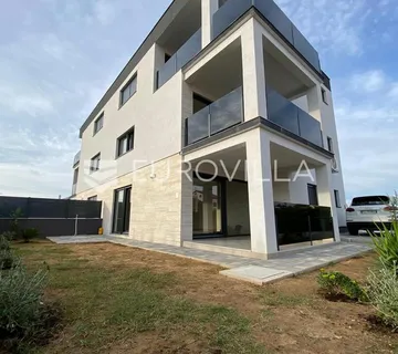 Zadar, Privlaka, dvosoban stan na prvom katu moderne zgrade s pogledom na more - Škrapavac