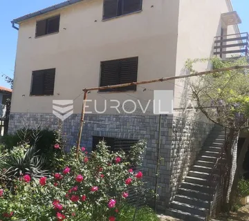 Medulin, velika samostojeća kuća na okućnici od 550 m2
