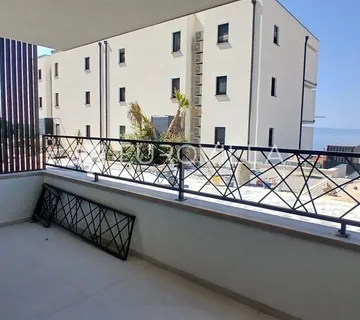 Makarska, moderan dvosoban apartman s velikom terasom - cover