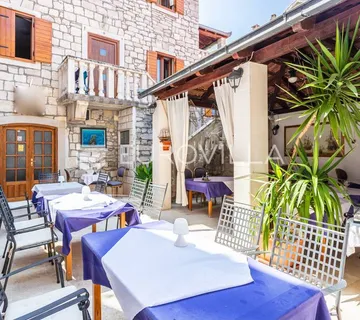 Otok Brač, kamena kuća s restoranom na vrhunskoj lokaciji - Supetar
