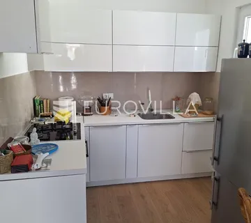 Lasinja, kuća 120 m², novouređena, mirna lokacija