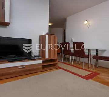 Kastav, Brestovice, trosoban stan 75 m² s velikom ograđenom terasom, dugoročni najam - cover