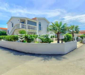 Vir, atraktivna apartmanska kuća s 4 stambene jedinice udaljene 150 m od plaže