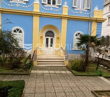 Pula, veliki uredski prostor na dvije etaže 300 m2 - Centar