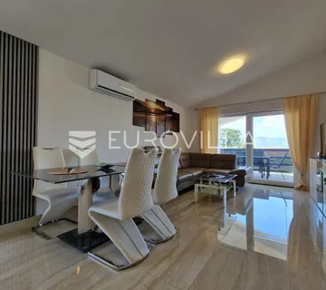 Vir, moderan trosoban apartman u centru Vira, 600 m od plaže