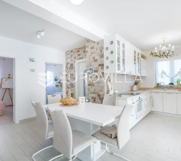 Pula, Moderan trosoban stan s apartmanom, vrtom i terasom, 136 m²