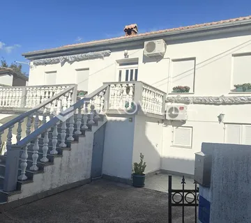 Jadranovo, kuća s tri apartmana, pogled na more, parking i okućnica, blizina mora - Jadranovo, Crikvenica
