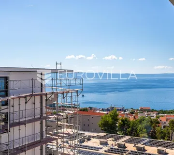 Makarska, dvosoban stan s garažnim mjestom u luksuznoj novogradnji s bazenom