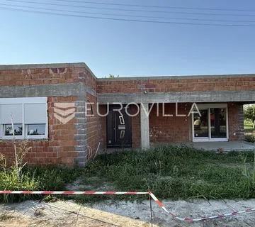 Osijek, Tenja, na prodaju kuća prizemnica (roh-bau), 130 m2 na parceli od 342 m2