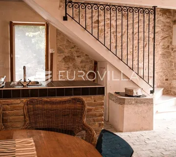 Mali Lošinj, Susak, kamena kuća 70 m², kompletno adaptirana, vrt 56 m² - cover