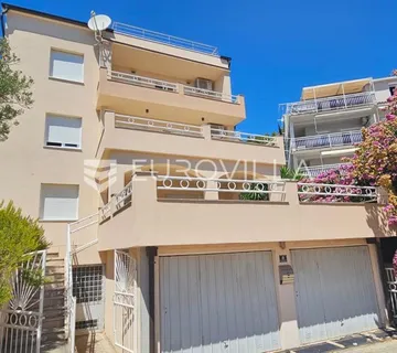 Trogir, Seget renovirana kuća s tri novouređena stana od 250 m², s gražom i parkingom - cover