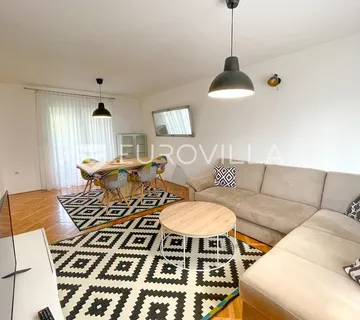 Osijek Gornji grad, prostran trosoban stan za najam 72,37 m², s privatnim parkirnim mjestom