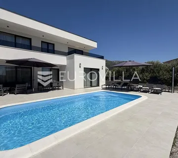 Kaštel Stari, moderna vila s bazenom i pogledom na more - cover