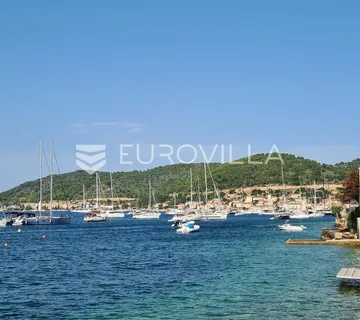Vis, kuća na atraktivnoj lokaciji, blizu Rive, za renovaciju - cover