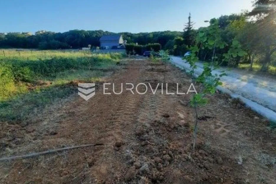 Pula, širi centar grada poljoprivredno zemljište 360 m2 sa strujom  i vodom - cover
