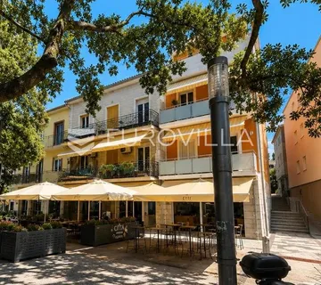 Crikvenica, troetažna kuća na šetnici s dva odvojena ulaza, prvi red do mora