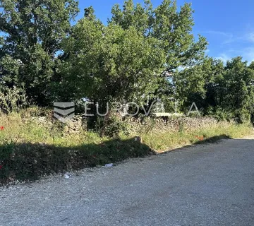 Medulin, građevinsko zemljište 960 m2 - odlična lokacija, 600 m od mora