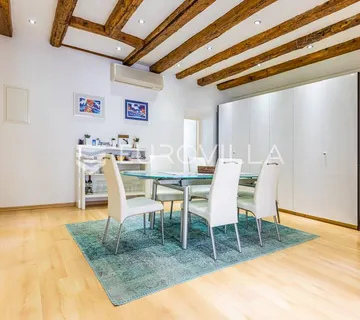 Šibenik, dvosoban stan na rivi, povijesna zgrada, 78,03 m2