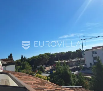 Istra, Rovinj, stan NKP 100 m2 podijeljen u dvije stambene jedinice na 300 metara od plaže