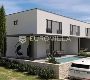 Mandre, trosobni dvoetažni stan s privatnim bazenom i dvorištem u najljepšoj ulici 136,6 m² - Mandre, Kolan