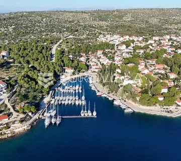 Brač, Milna, jedinstven poslovno stambeni objekt na atraktivnoj lokaciji