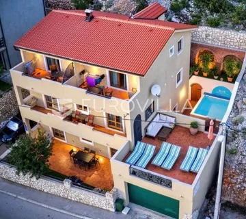 Senj, kuća s četiri apartmana i bazenom, 346 m²