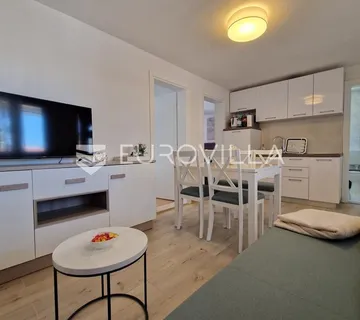 Vir, simpatičan trosoban apartman svega 80 m od plaže s prostranom terasom