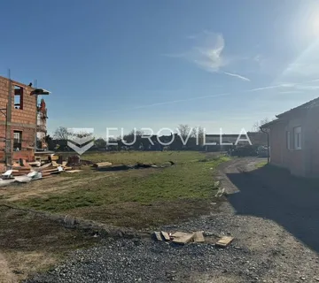 Đakovo, Vila, dva građevinska zemljišta ukupno 796 m² - cover