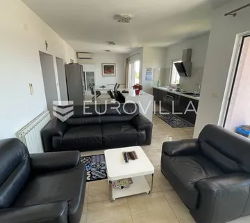 Otok Rab, Barbat, trosoban stan na 2. katu veličine 105 m² - cover