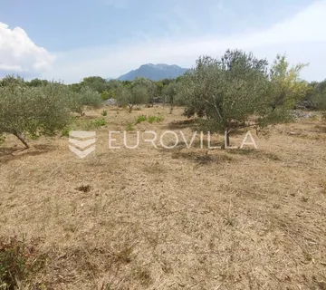Šestanovac, atraktivna parcela uz put, 900 m², mogućnost obročne otplate - cover