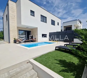 Vir, predivna moderna vila s bazenom u centru mjesta, vrhunska lokacija, 450 m od mora