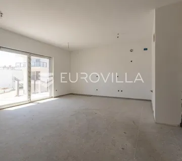 Istra, Zambratija, Dvosoban stan na prvom katu s dvije terase i blizinom mora - Zambratija, Umag