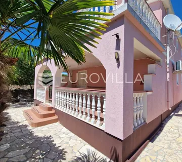 Vir, samostojeća kuća s dva apartmana, pogledom na more i velikom okućnicom