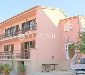 Senj, kuća s dva stana i okućnicom, pogled na more