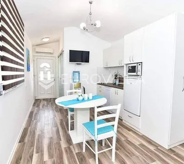 Vir, dvojna kuća s dva apartmana i velikim vrtom, blizina centra i plaže