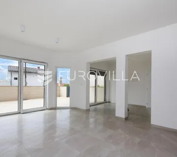 Crikvenica, trosoban stan 72 m² s prostranom terasom i parkingom