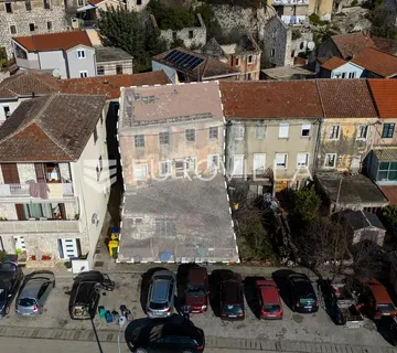 Komin, obiteljska kuća u nizu - cover