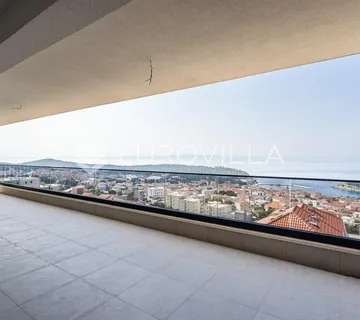 Makarska, ekskluzivan trosoban stan s vanjskim bazenom i panoramskim pogledom na more