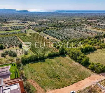 Istra, Vodnjan, građevinsko zemljište 1783 m² s pogledom na more, idealna lokacija
