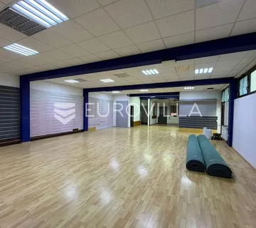 Đakovo, Centar, poslovni prostor na 3 etaže, 630 m²