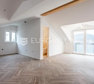 Seget Vranjica, prekrasna kuća u prvom redu do mora