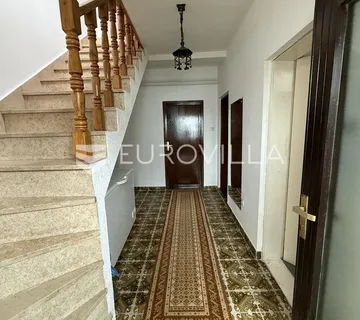 Osijek, Tenja, na prodaju kuća površine 200 m² sa velikom okućnicom