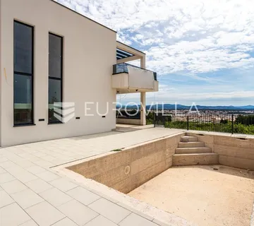 Vodice, četverosoban dvoetažni stan s bazenom, garažom i panoramskim pogledom na more