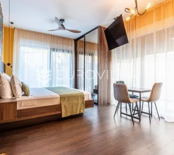 Podstrana, apartmanska vila s bazenom i krovnom terasom - Podstrana - Miljevac, Podstrana