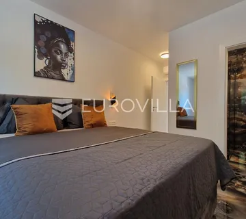 Vir, moderan apartman s dvije spavaće sobe, terasom, vrtom i 2 parkirna mjesta, centar