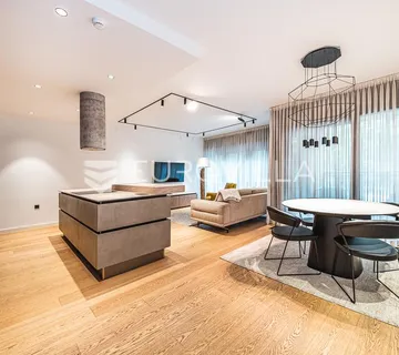 Zagreb, Donji grad, centar, luksuzan peterosoban stan s loggiom, terasom i vrtom 150 m²