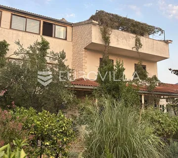 Hvar, Jelsa, stambeno poslovni kompleks idealan za investiciju - cover