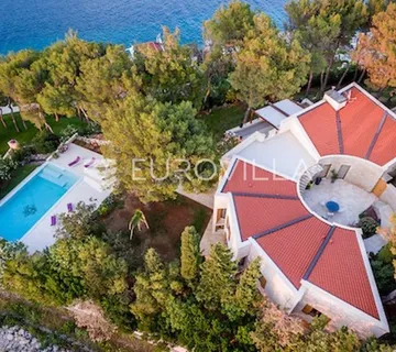 Brač, Povlja, ekskluzivna vila na prestižnoj lokaciji - cover