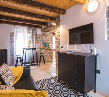 Istra, Oprtalj, kamena kuća u nizu s tri apartmana i dva poslovna prostora, jedinstvena ponuda - cover