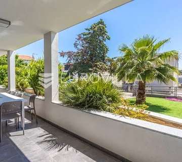 Rogoznica, moderna vila drugi red do mora - cover